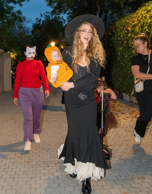 Херд была в облегающем чёрном платье ведьмы, чёрных сапогах и остроконечной шляпе.