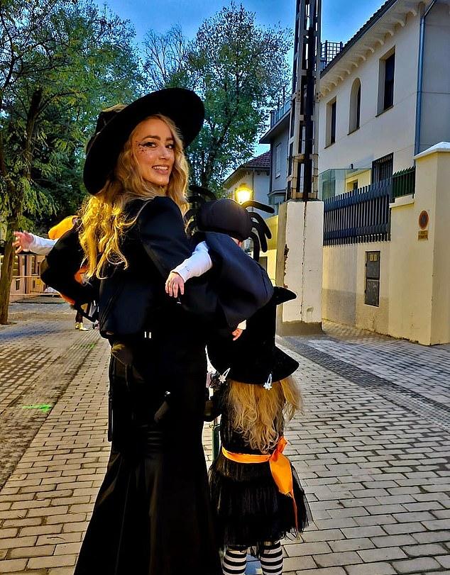 Эмбер Хёрд впервые показала на публике пятимесячных близнецов Оушен и Агнес, празднуя Хэллоуин с 4-летней дочерью Уной Пейдж в Мадриде в пятницу.