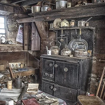 Ребекка Браунли на протяжении многих лет исследовала заброшенные места и руины, с удовольствием документируя свои приключения с помощью фотографии