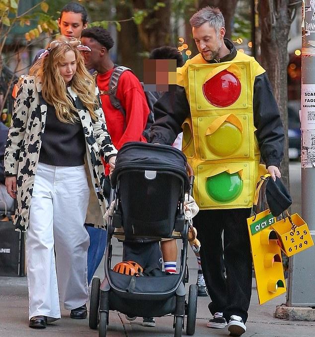 Дженнифер Лоуренс и ее муж-галерист Кук Марони замечены на семейной прогулке в первый Хэллоуин их младшего ребенка