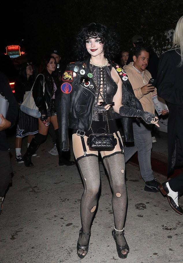 По случаю Дав перевоплотилась во Фрэнк-Н-Фуртера: кожаный топ и черные мини-шорты.