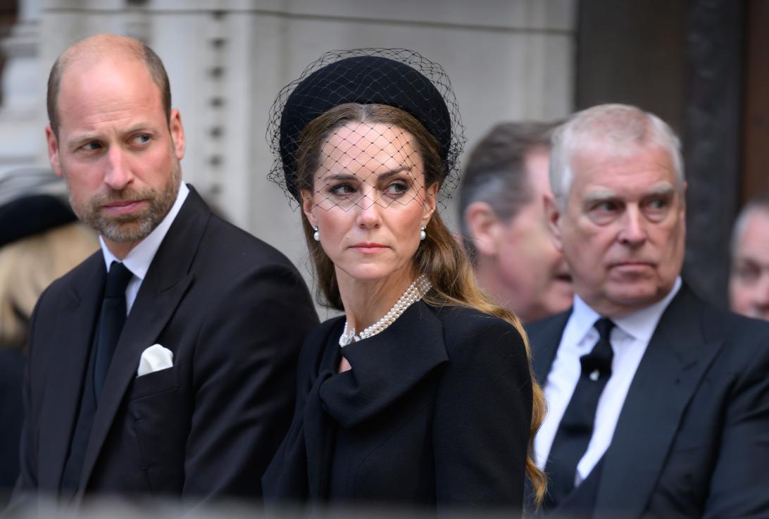 Принц Уильям, Кейт Миддлтон и принц Эндрю присутствовали на заупокойной мессе.