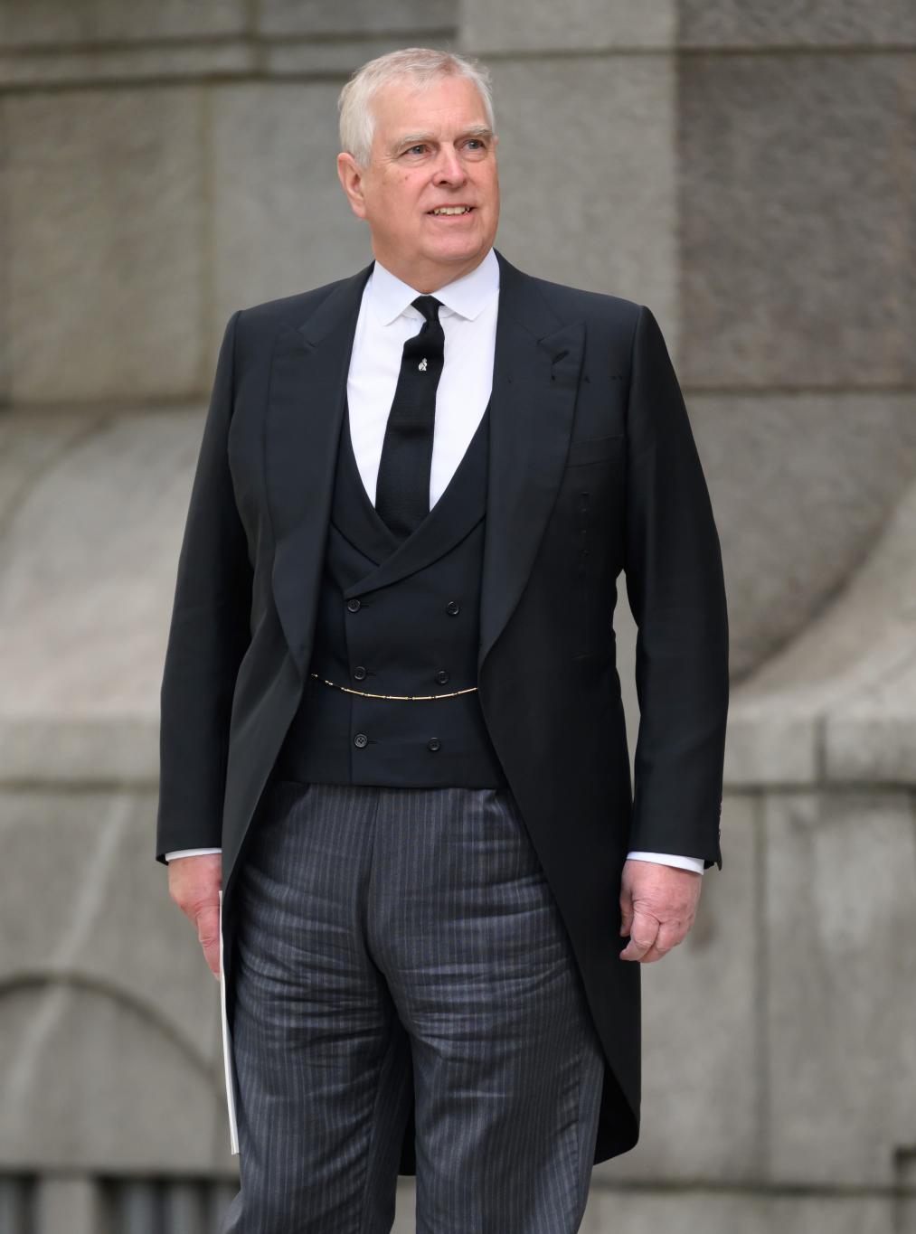 Принц Эндрю, герцог Йоркский, покидает Вестминстерский собор после заупокойной мессы по герцогине Кентской.