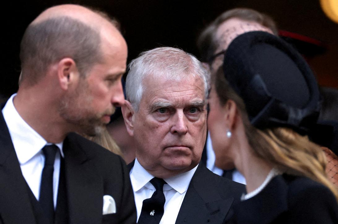 Принц Эндрю между принцем Уильямом и принцессой Уэльской Кэтрин на похоронах в Британии.