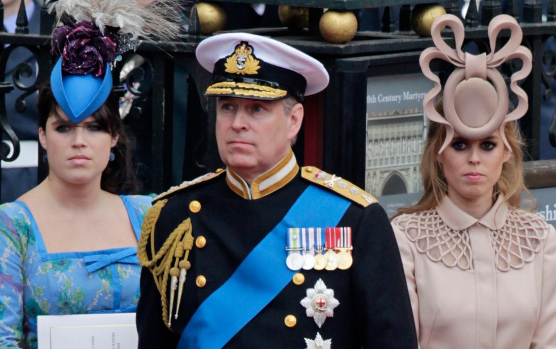 Принц Эндрю в военной форме с принцессами Евгенией и Беатрис покидают Вестминстерское аббатство.