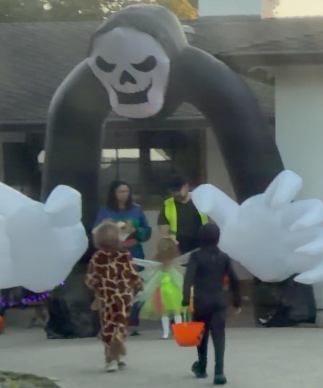 Меган и принц Гарри с детьми Арчи и Лилибет собирали сладости на Хэллоуин в Санта-Барбаре.