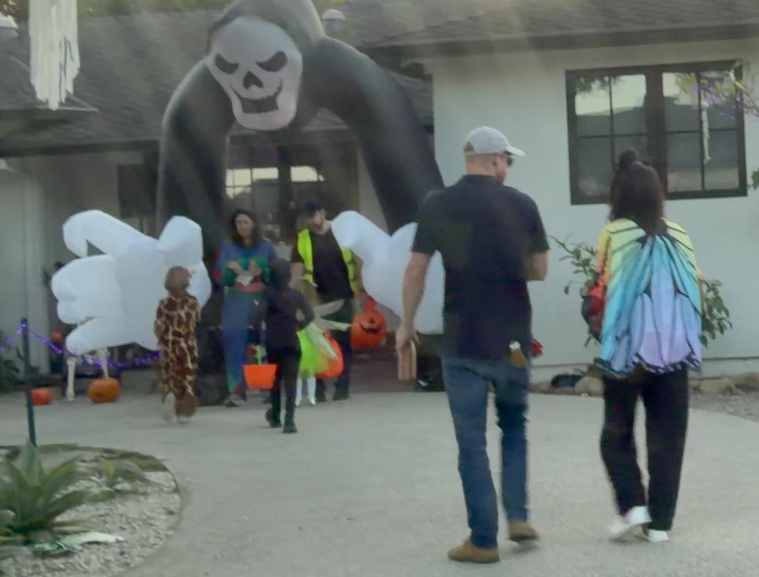 Принц Гарри и Меган Маркл взяли Арчи и Лилибет на традиционный сбор сладостей в честь Хэллоуина