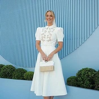 Sylvia Jeffreys выглядела неотразимо в белом, посетив Дерби-дей на ипподроме Флемингтон в Мельбурне в субботу