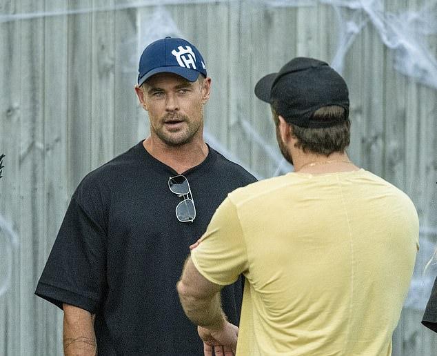 Актера Тора заметили болтающим и смеющимся с Лиамом на непринужденной вечеринке в родном прибрежном городке семьи Хемсворт.