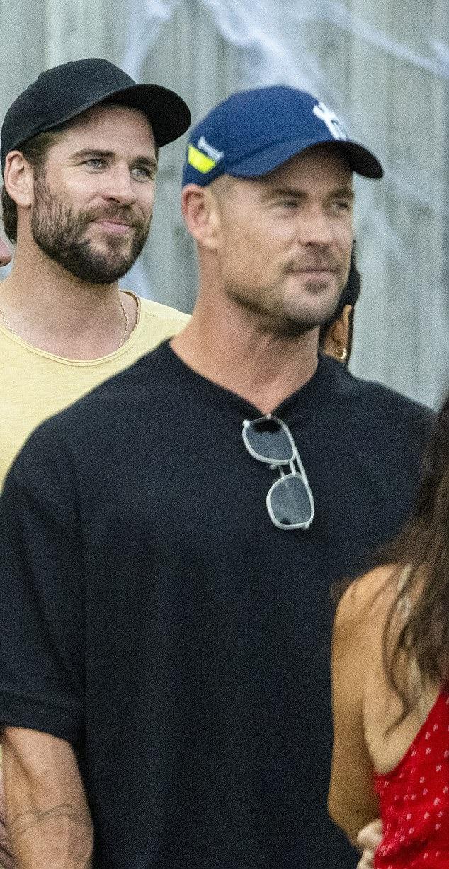 Крис Хемсворт, непринужденная австралийская суперзвезда, встретился с младшим братом Лиамом в Байрон-Бей в пятницу на праздновании Хэллоуина.