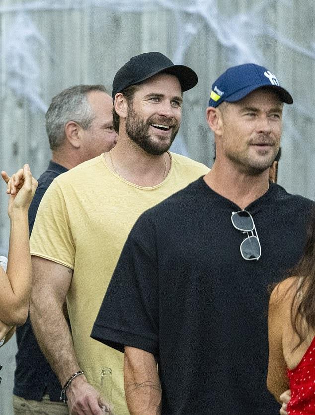 Они с радостью наверстывали упущенное, демонстрируя непринужденное товарищество в беседе.