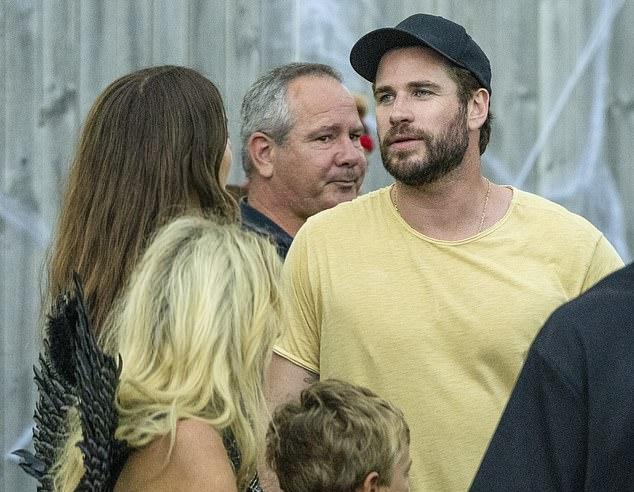 Крис Хемсворт встретился со своим младшим братом Лиамом в Байрон-Бей на праздновании Хэллоуина, демонстрируя образ расслабленной австралийской суперзвезды