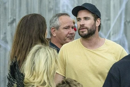 Крис Хемсворт встретился со своим младшим братом Лиамом в Байрон-Бей на праздновании Хэллоуина