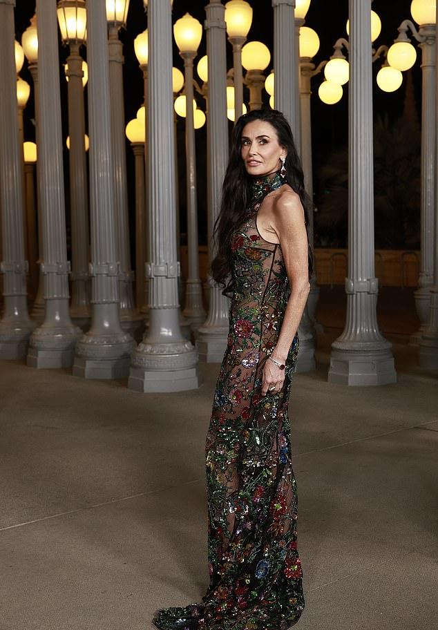 Деми, 62, переживающая возрождение карьеры после номинации на "Оскар" за "Субстанцию", поразила в откровенном прозрачном платье с цветочными узорами.