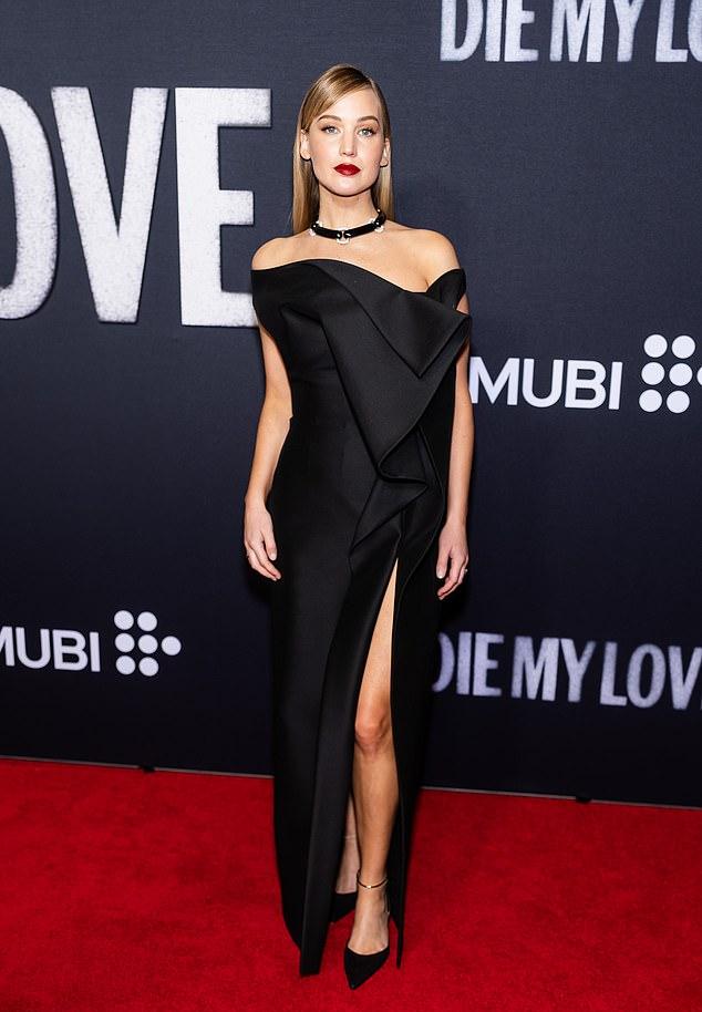 Мать двоих детей завершила образ черными остроносыми туфлями на каблуках и массивным черным колье.