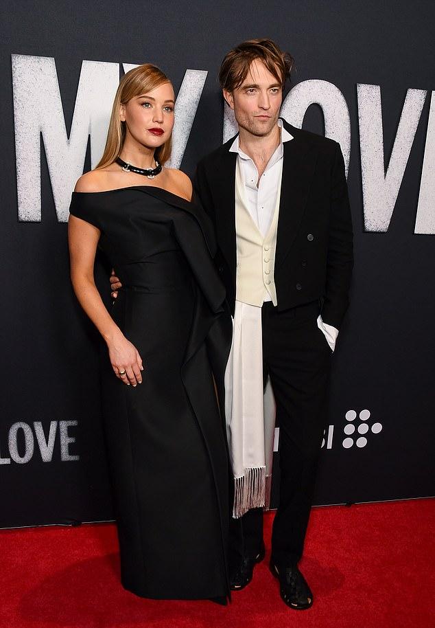 Дуэт был в черном, а Лоуренс затмила всех в сногсшибательном платье с открытыми плечами и дерзким высоким разрезом.