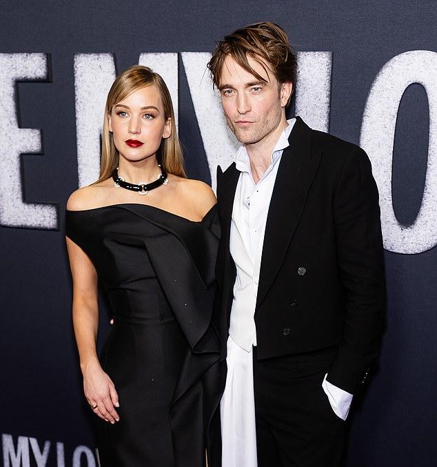 Дженнифер Лоуренс присоединилась к Роберту Паттинсону на нью-йоркской премьере их нового фильма «Умри, моя любовь» в субботу