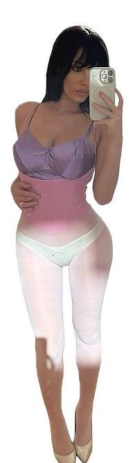 Тщеславная эксгибиционистка снимала себя на телефон в зеркале.