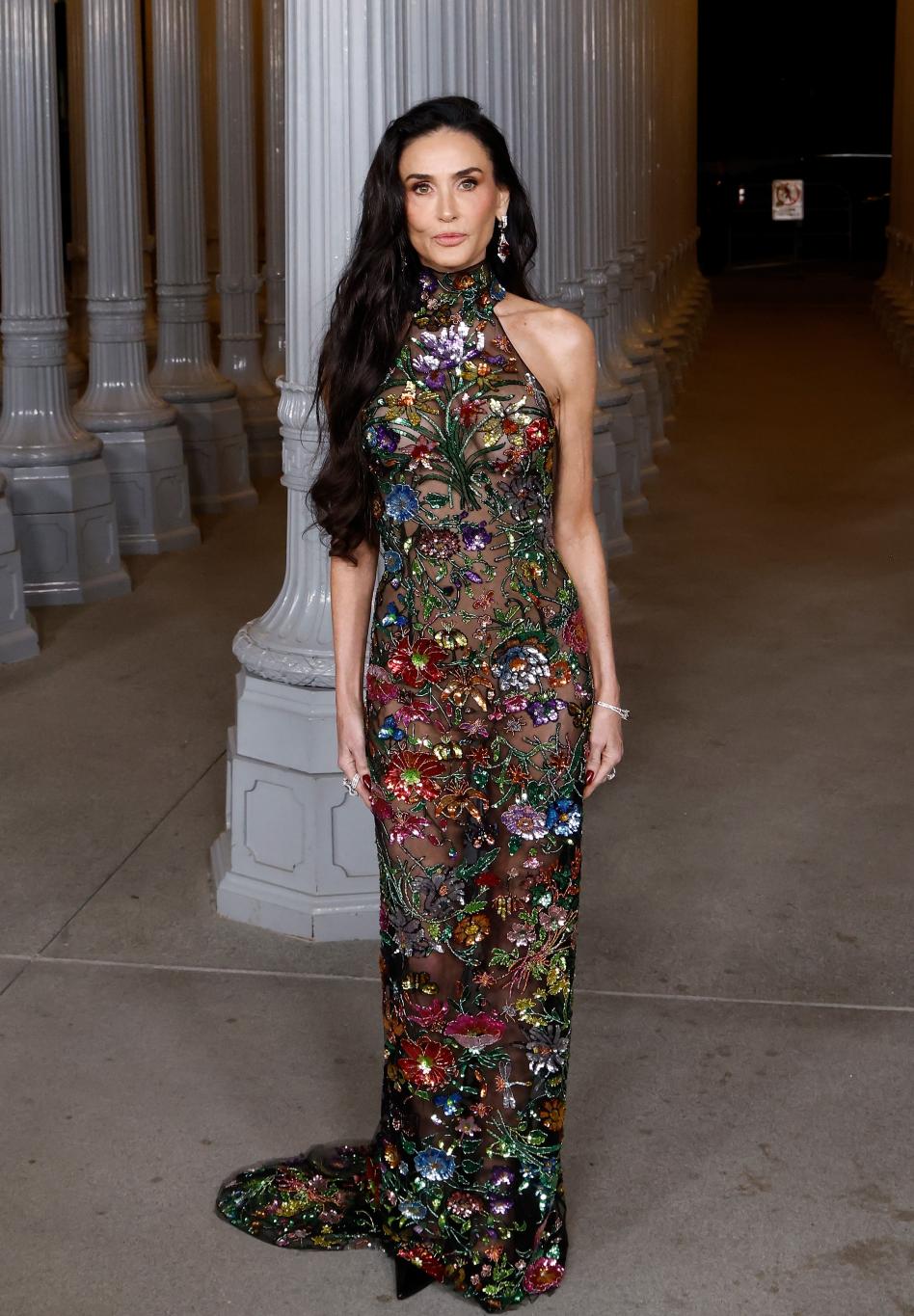 Деми Мур блистает на гала-вечере LACMA Art+Film 2025 в изысканном платье с цветочной вышивкой.