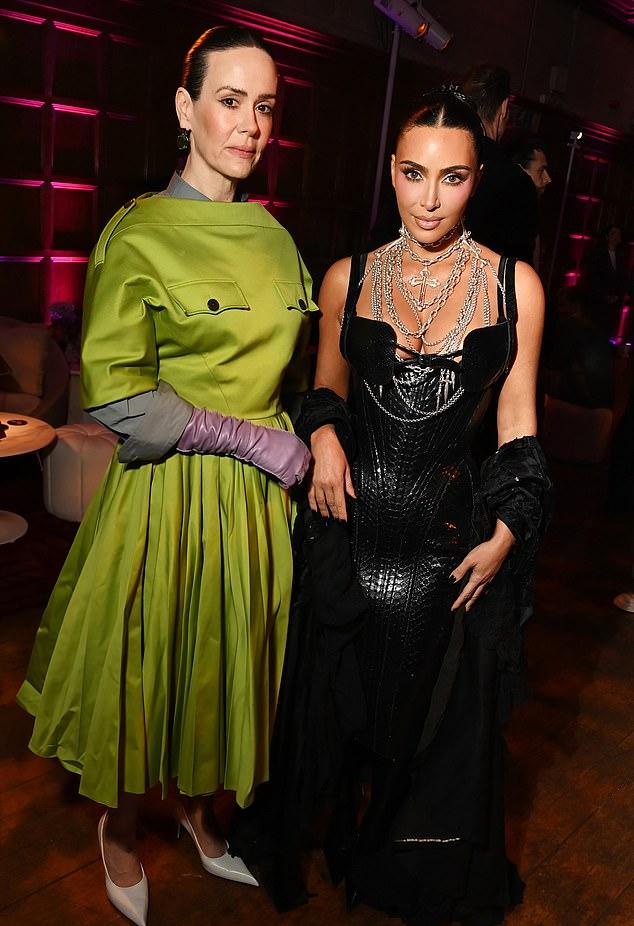 Сара Полсон призналась в непредвиденном казусе с Ким Кардашьян на съемках юридической драмы «Все честно» (премьера октябрь 2025).