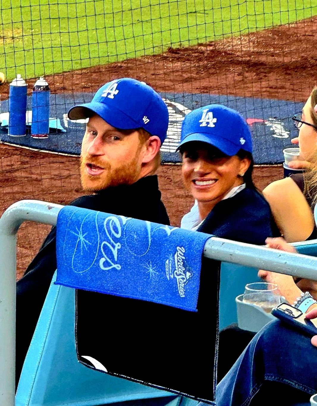 Меган Маркл и принц Гарри в синих бейсболках "Лос-Анджелес Доджерс" на 4-й игре Мировой серии.