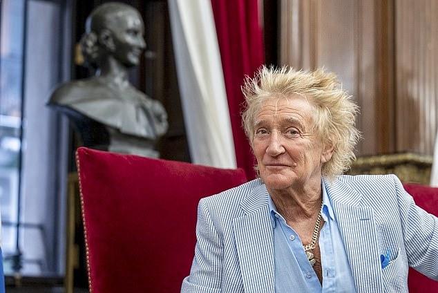 Сэр Род Стюарт был замечен со своим сыном Аластером Уоллесом на полуфинальном матче «Селтика» против «Рейнджерс» в Глазго в воскресенье