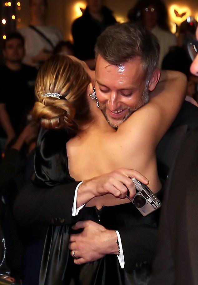 В черной комедии-драме 35-летняя актриса, играя мать-одиночку Грейс, борющегося с материнством, черпала вдохновение из жизни, особенно после рождения сына Луи.