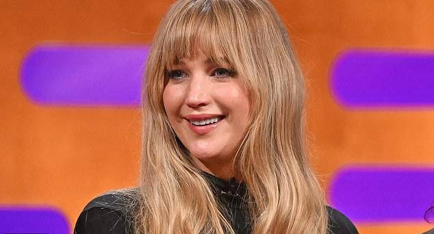 На шоу Грэма Нортона Лоуренс рассказала, что режиссёр Линн Рэмзи бросила им вызов на репетициях, шокировав просьбой обнажиться в первый день съёмок.