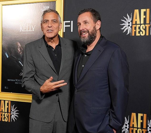 Голливудский любимец Джордж, в роли Джея Келли, и его 59-летний друг Адам, в роли Рона Сукеника, блистали на красной дорожке.