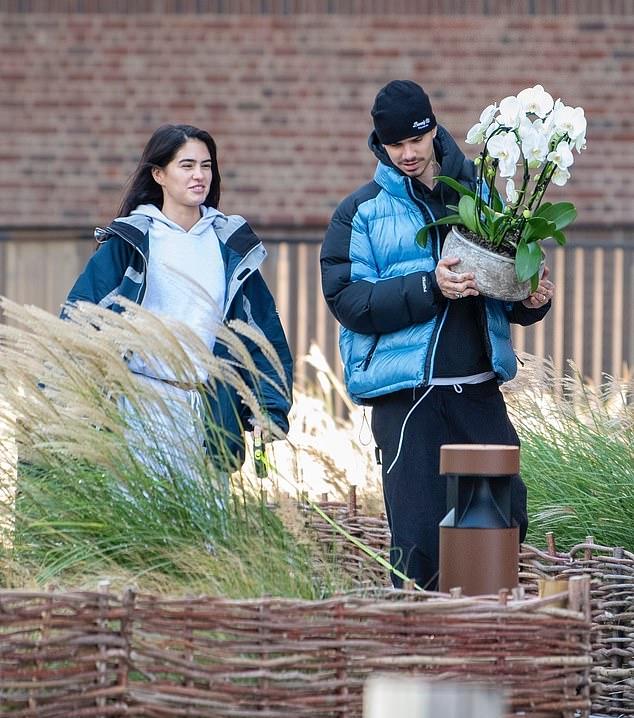 Тем временем модник Ромео носил чёрные бини и спорткостюм, синюю дутую куртку оверсайз, коричневые кроссовки с розовыми шнурками.