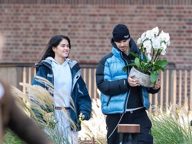 В воскресенье Ромео и Ким провели день в Лондоне, их пальцы украшали золотые кольца.