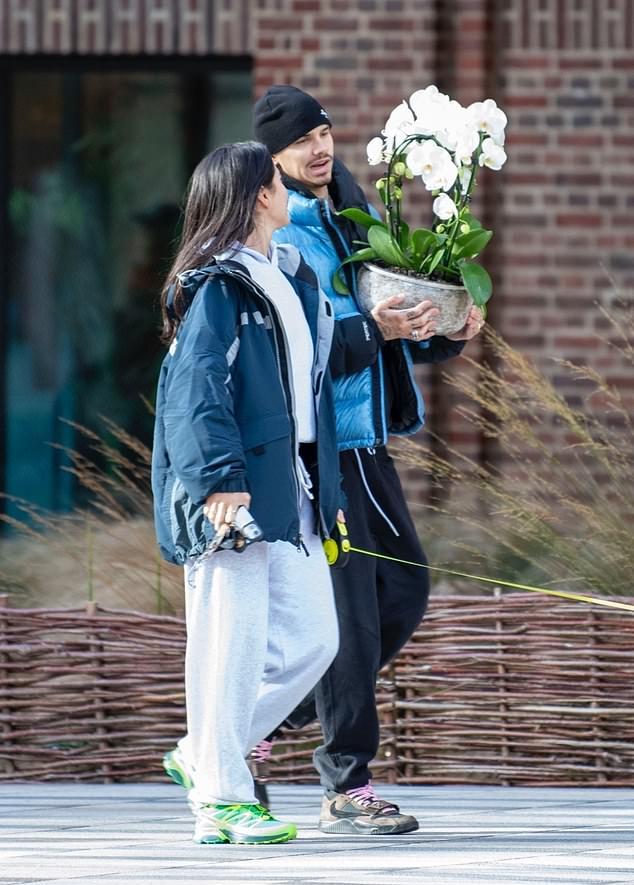 Оба предпочли повседневный образ: Ким была в темно-синей парке и сером меланжевом спортивном костюме.