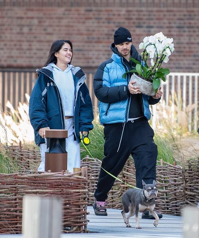 Ромео Бекхэм и Ким Тёрнбулл, помирившись, появились в Лондоне в воскресенье. Их безымянные пальцы украшали золотые кольца.