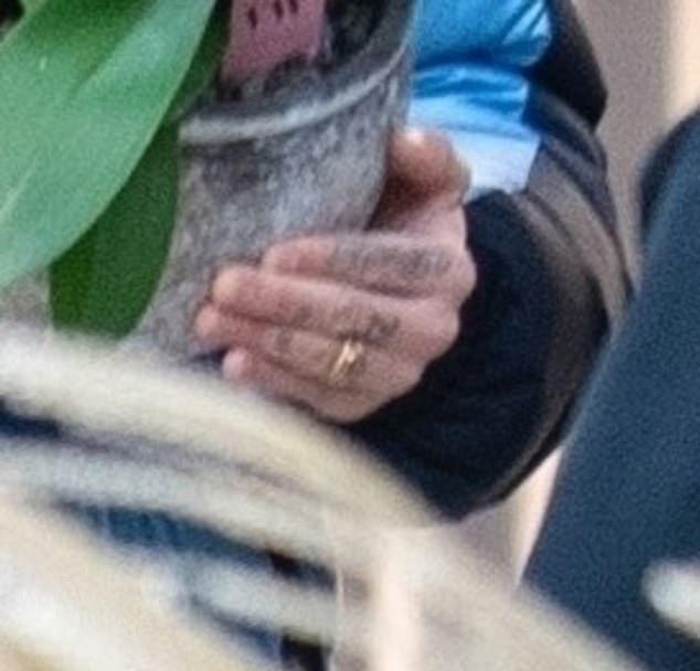 Когда Ромео нёс горшок, на безымянном пальце его левой руки виднелось золотое обручальное кольцо.