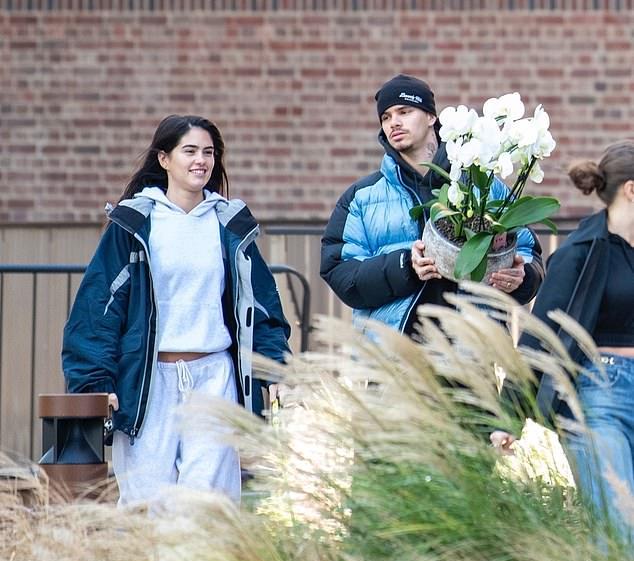 На совместном шопинге: Ромео с большим горшечным цветком, Ким с маленькой собачкой рядом.