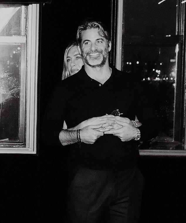 Рис прокомментировал, как звезда «Друзей» обнародовала свой роман с голливудским гипнотизёром Джимом Кёртисом (на фото).