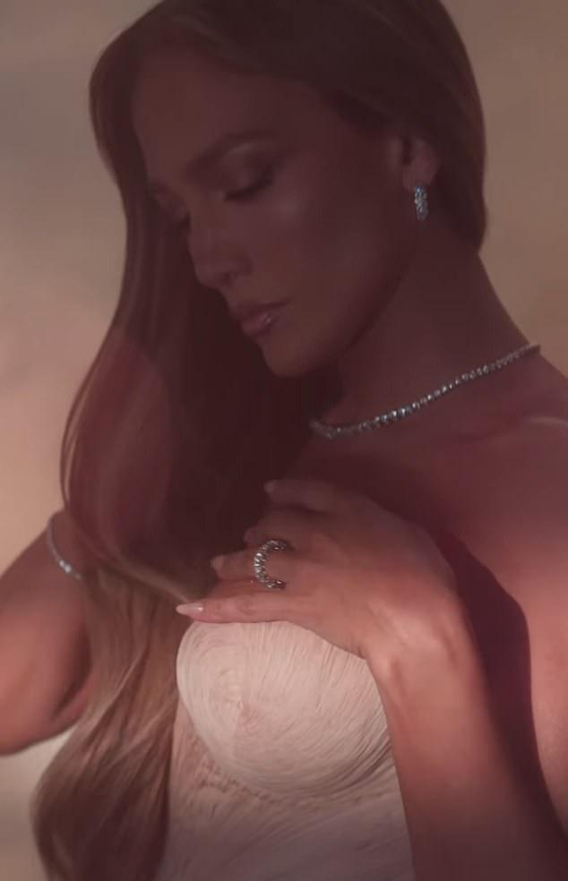 Модный фотограф Норман Жан Рой запечатлел гламурные образы.