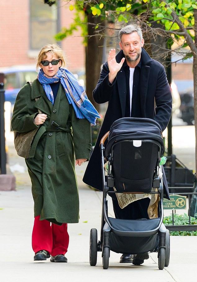 Кроме новорожденного, имя и пол которого не сообщаются, они воспитывают трехлетнего сына Сая.