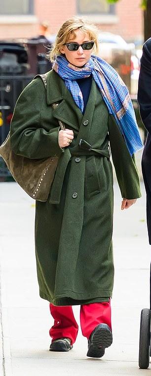 35-летняя лауреатка «Оскара» выглядела тепло и стильно, укутавшись в оливковый шерстяной тренч.