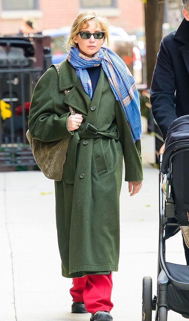 Актриса фильма «Казино» выбрала ярко-красные брюки, дополнив образ зелено-черными кроссовками.