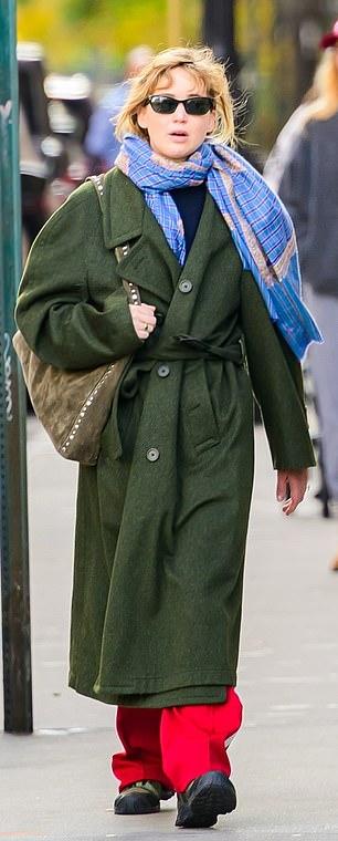 Она повязала узорчатый синий шарф на шею, и из-под верхней одежды мелькнул тёмно-синий свитер.