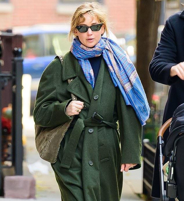 Дженнифер Лоуренс вышла на прогулку в Нью-Йорке с мужем Куком Марони и их семимесячным ребёнком в понедельник