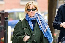 Дженнифер Лоуренс вышла на прогулку в Нью-Йорке с мужем Куком Марони и их семимесячным ребёнком в понедельник