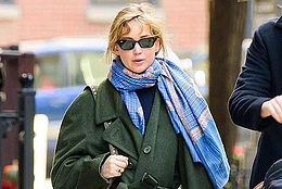 Дженнифер Лоуренс вышла на прогулку в Нью-Йорке с мужем Куком Марони и их семимесячным ребёнком в понедельник