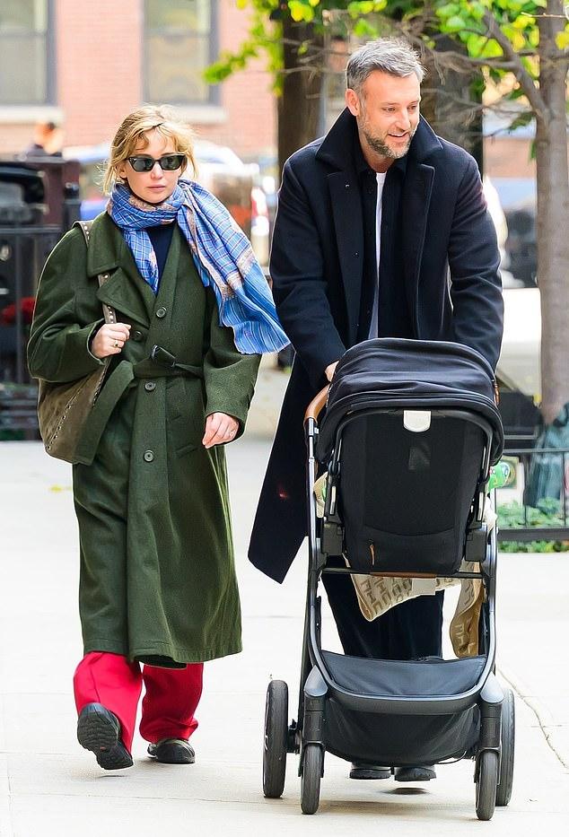 Мать двоих, Дженнифер шла рядом с 41-летним мужем, везущим малыша в коляске. Имя Луи на одеяле, вероятно, принадлежит их второму ребенку.