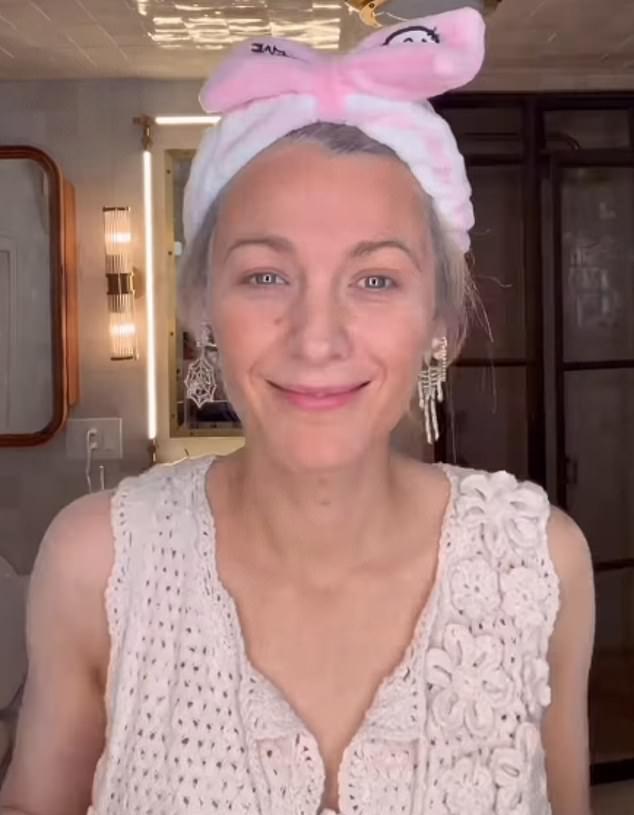 38-летняя актриса показала в Instagram трудоемкость перевоплощения в Элли, используя детскую присыпку и косметику Blake Brown Beauty.