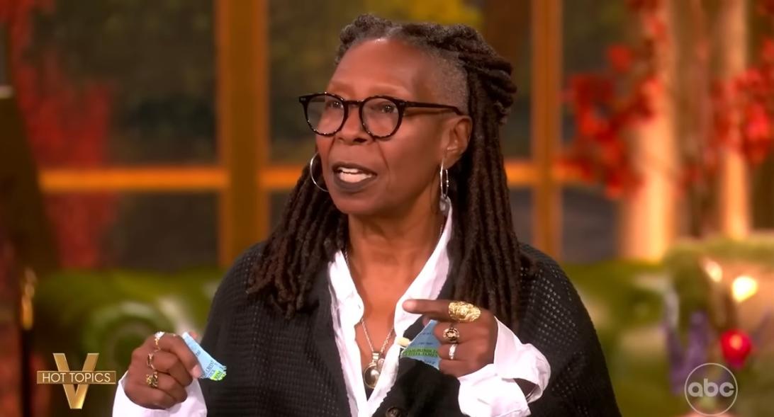 В прямом эфире Вупи Голдберг рвет записку.