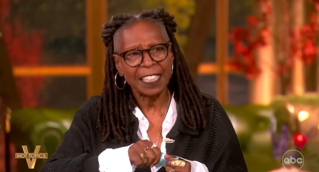 Вупи Голдберг эмоционально разрывает записку в эфире "The View".
