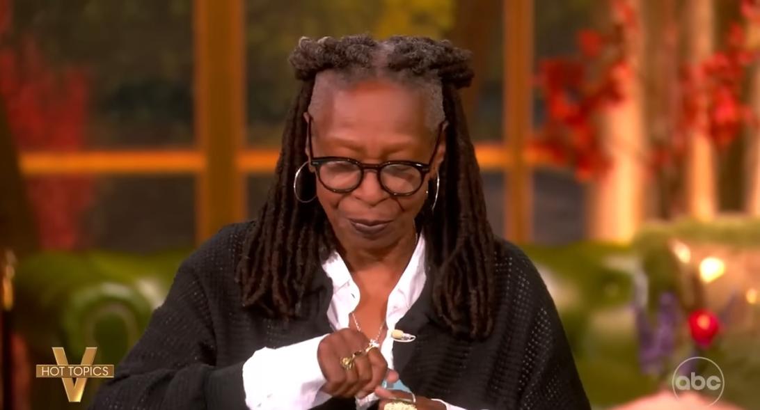 Вупи Голдберг разносит соведущего в пух и прах.