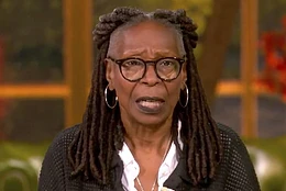 Вупи Голдберг разорвала в клочья замечание от съемочной группы, сделанное после её шутки про «автоперо» президента Трампа в эфире шоу «The View»